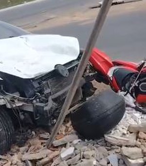 Grave acidente entre carro em moto é registrado na Avenida Marília Mendonça