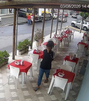 [Vídeo] Dupla assalta restaurante na Jatiúca e foge levando dinheiro do caixa