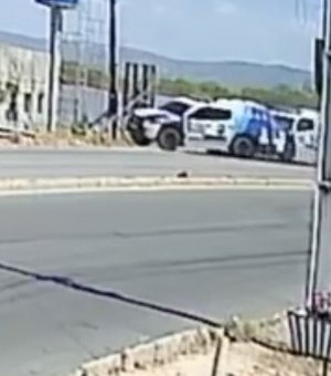 [Vídeo] Viaturas da Guarda Municipal colidem durante deslocamento na AL-145, em Delmiro Gouveia