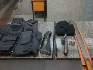 Jovem é detido com armas, munições, colete e capuz após denúncia anônima