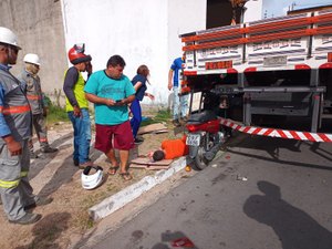 Motociclista perde controle e atinge caminhão em Arapiraca