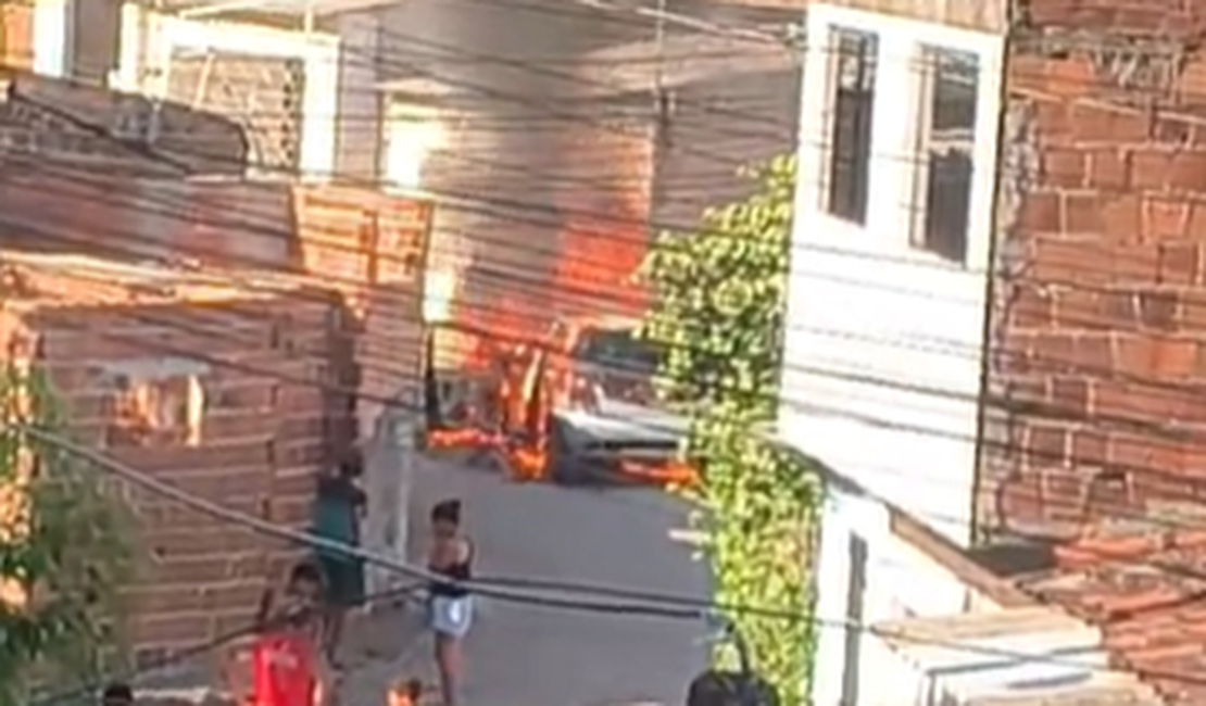 Carro pega fogo e fica destruído no Benedito Bentes, em Maceió