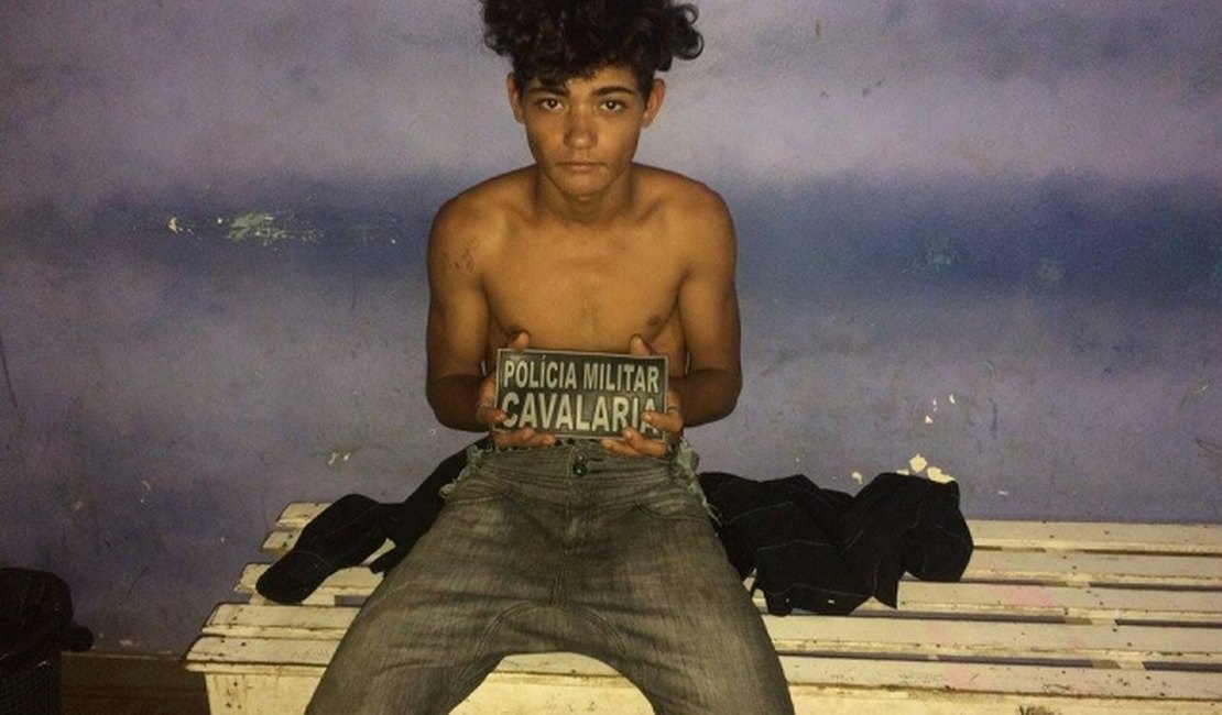 Cavalaria flagra jovem com arma de brinquedo