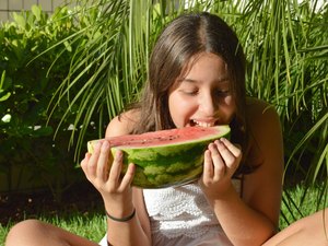 Nutricionista orienta os pais sobre a alimentação dos pequenos no verão