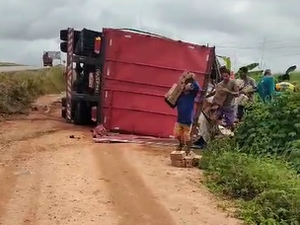 Carreta tomba entre os municípios de Junqueiro e Teotônio Vilela