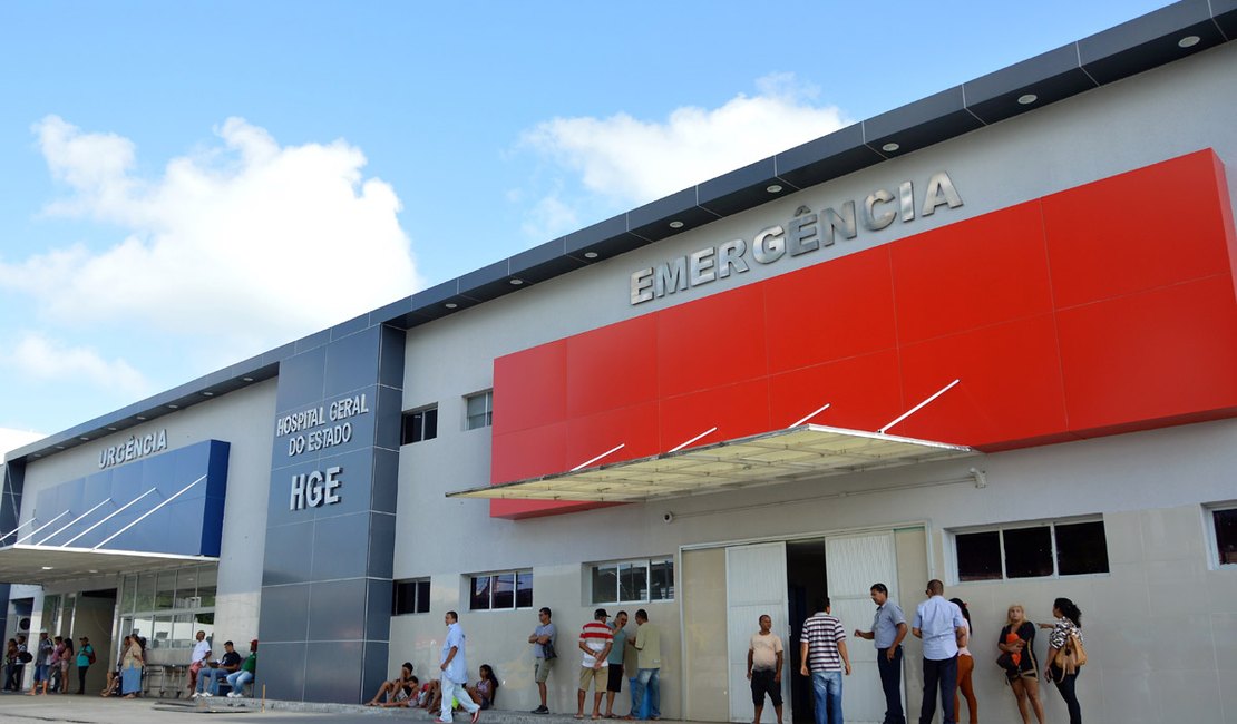 Homem é agredido com bastão de madeira após discussão sobre futebol