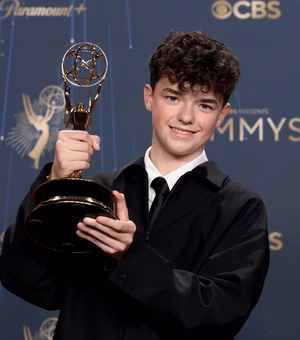 Ator de Adolescência se torna o mais jovem a ganhar um Emmy