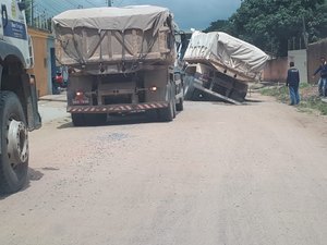 Buraco em pista quase provoca tombamento de caçamba carregada com brita