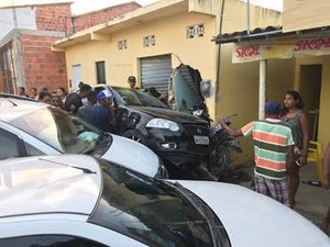 Mulher perde controle de carro e derruba fachada de loja, em Marechal Deodoro