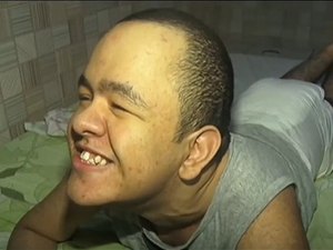 Vizinha faz campanha para comprar cadeira de rodas para jovem com problemas de locomoção