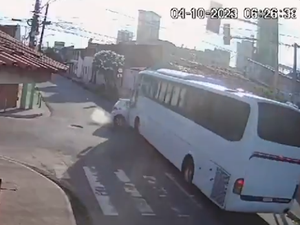 Acidente entre carro e ônibus deixa duas pessoas feridas no bairro do Poço