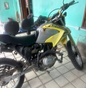 Motociclista é preso por direção perigosa e irregularidades no bairro Fernão Velho