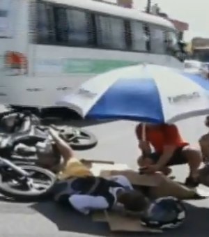 Colisão entre carro e moto deixa mulher ferida na Av. Menino Marcelo