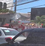[Vídeo] Incêndio em estabelecimento comercial trava Avenida Fernandes Lima