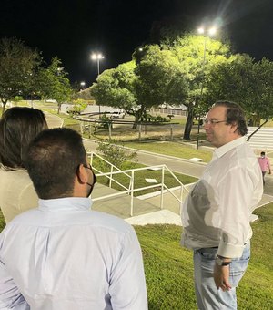 Ao lado de secretários, prefeito Luciano acompanha testes da nova iluminação no Lago da Perucaba
