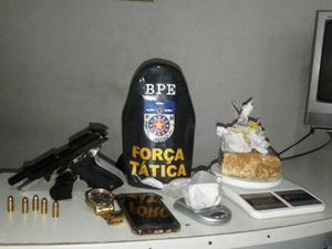 Jovens são presos com pistola, crack e cocaína no Jacintinho 