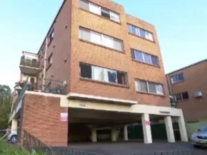 Corpo de jovem é achado em “banho de ácido” após gritos em apartamento