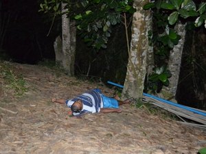 Vigilante é encontrado morto com um tiro na barriga