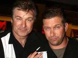 Irmãos Stephen e Alec Baldwin sofrem acidente de carro em Nova York