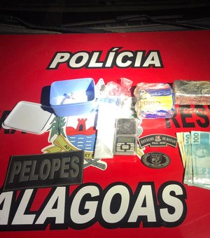 Mulher é presa em flagrante com drogas dentro de residência em Arapiraca