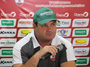Após reunião, elenco do River encerra greve e Vica não é mais técnico