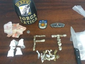 Adolescente é apreendida pela polícia suspeita de tráfico de entorpecentes 