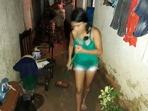 Moradores pedem apelo à prefeitura após terem casas alagadas na Grota do Arroz