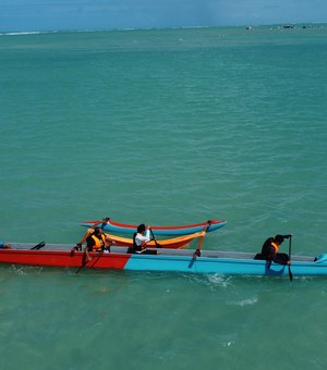 Passeio de canoa havaiana é a nova onda de Maragogi
