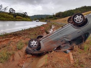 Mulher fica ferida após capotamento na BR 101 em Flexeiras