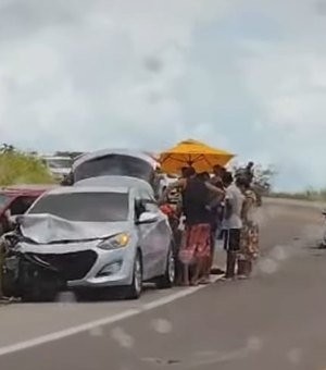 Grave acidente envolvendo três carros deixa três feridos em Jequiá da Praia