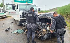 Colisão entre caminhão e carro deixa homem morto em Porto Calvo