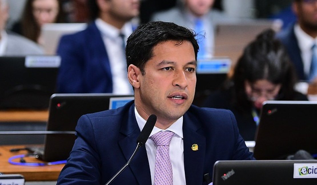 Rodrigo Cunha protocola projeto de lei para instituir “bônus regional” de 10% na nota do Enem