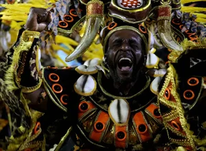 Segundo dia de desfiles na Sapucaí destaca histórias afro-brasileiras
