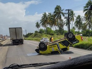 Viatura da PM capota e policiais sofrem escorições na rodovia AL-101 Sul