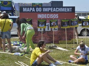 Manifestantes instalam placar do impeachment em frente ao Congresso