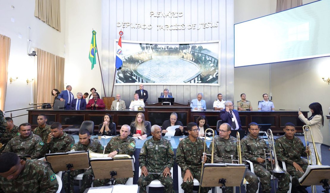 Cabo Bebeto conduz sessão solene em tributo aos 178 anos da Capitania dos Portos de AL