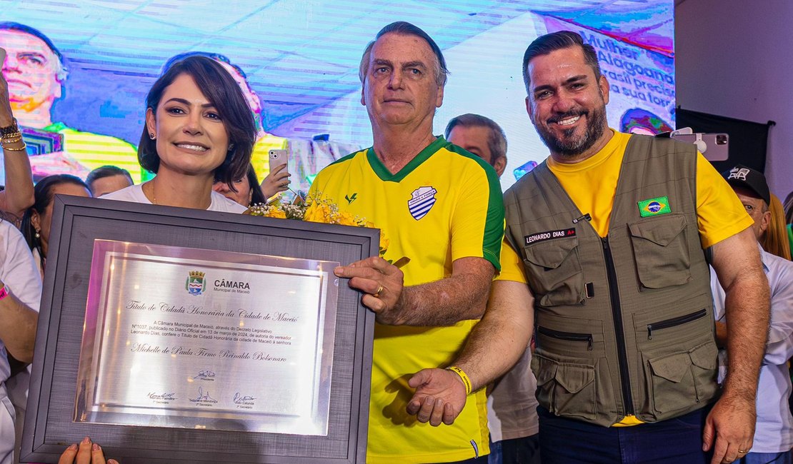Leonardo Dias entrega Título de Cidadã Honorária de Maceió à Michelle Bolsonaro