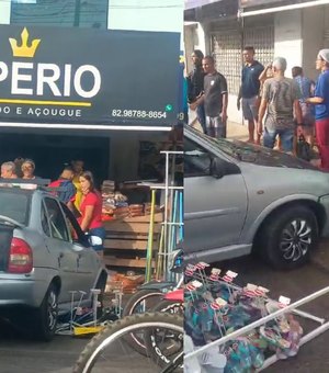 [Vídeo] Carro bate em moto, invade açougue e deixa feridos no Benedito Bentes