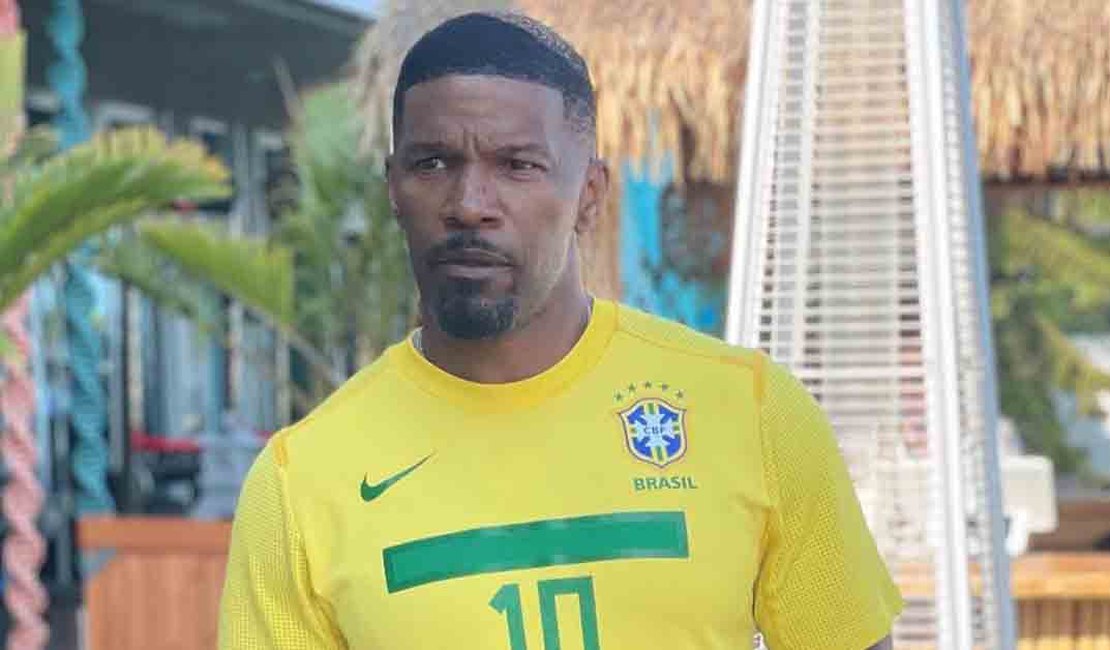 Jamie Foxx posa com a camisa do Brasil e cita Pelé