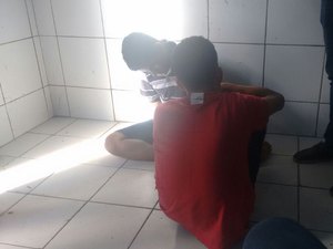 Homem é preso e adolescente é apreendido acusados de roubar celulares 
