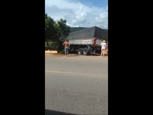 [Vídeo] Carroceria se desprende de carreta e quase atinge restaurante
