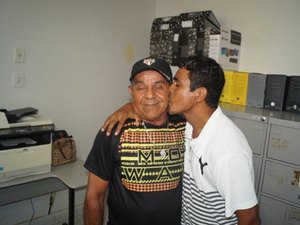 Instituto de Identificação promove reencontro entre pai e filho após 30 anos