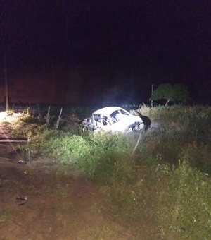 Motorista sai intacto após capotar com veículo em Lagoa do Rancho
