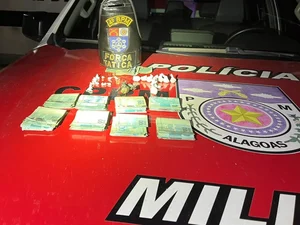 Homem é preso com drogas e R$ 8 mil em espécie no bairro Clima Bom em Maceió