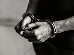 Homem ameaça a mãe e tenta matar a irmã com esganadura em Maceió