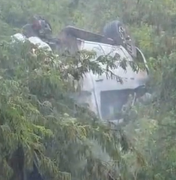 Hilux capota na AL-115 e casal é socorrido em Palmeira dos Índios