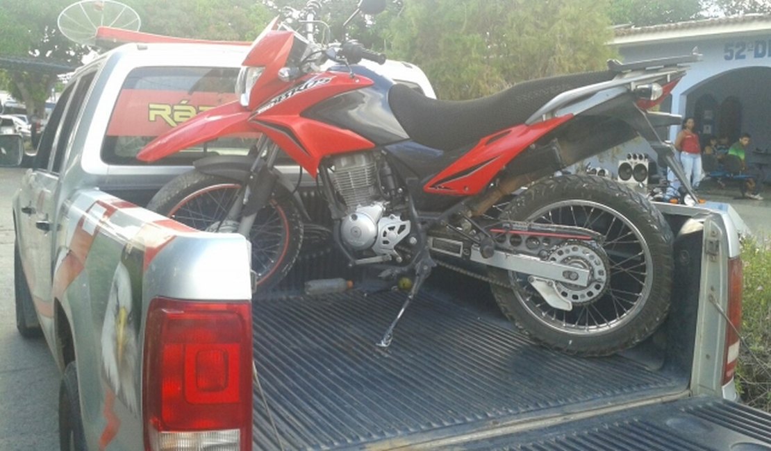 Polícia Militar recupera moto roubada em conjunto residencial