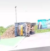 Caminhão tomba no trevo de entroncamento das rodovias AL-105 e AL-430