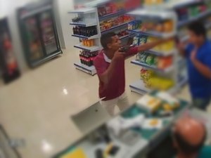 [Vídeo] Imagens flagram assalto a mercadinho em Marechal Deodoro