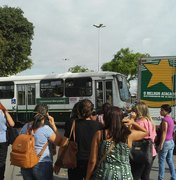 SMTT impede circulação de ônibus da Veleiro e usuários bloqueiam BR 104